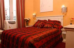 Double classique avec paysage du ville, et salle de bains priv� (bain)